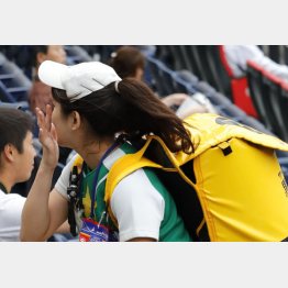 かぶり方にも意味がある（Ｃ）日刊ゲンダイ