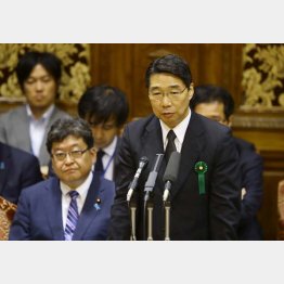 “政敵”の前でも自信マンマン（左は萩生田官房副長官）／（Ｃ）日刊ゲンダイ