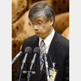 元上司の前川氏を前にオドオドした顔の常盤局長（Ｃ）日刊ゲンダイ