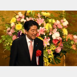 パーティーは秘書も大変（Ｃ）日刊ゲンダイ