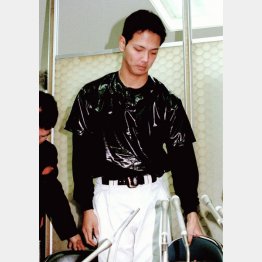 ドラフト当日、オリックスの指名に落胆した表情の新垣（Ｃ）共同通信社