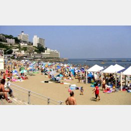 これだけ暑いと脱ぎたくもなるけれど…（Ｃ）日刊ゲンダイ