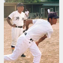 新垣の投球を見守る栽監督（Ｃ）共同通信社