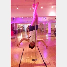 逆立ちしながら両手でＶサインの品川一治さん（Ｃ）日刊ゲンダイ