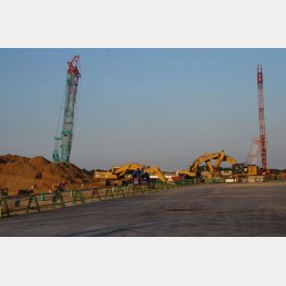 敷地の工事は着々と進む（Ｃ）日刊ゲンダイ