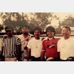 アルゼンチン代表のキャンプ場でマラドーナ（右から２人目）と記念撮影（筆者は左から２人目）／（提供写真）