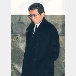 三輪田編成部長の自宅で遺体と対面した仰木監督（Ｃ）共同通信社