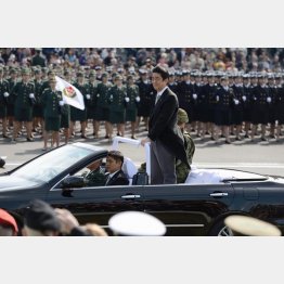 自衛隊の最高指揮官としての自覚はあるか（Ｃ）日刊ゲンダイ