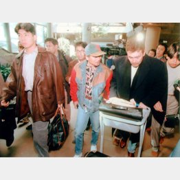 代理人の団野村氏（右）とメジャーとの入団交渉に向かう野茂（左）／（Ｃ）日刊ゲンダイ