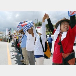 キャンプ・シュワブ前で初の「人間の鎖」／（Ｃ）共同通信社