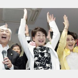 郡和子氏がバンザイ（Ｃ）共同通信社