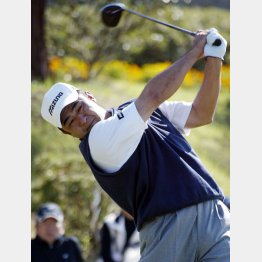 豪快スイングの川岸良兼（Ｃ）日刊ゲンダイ