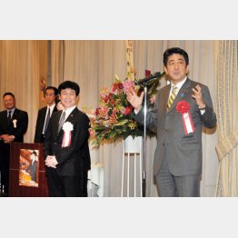 １２年、木村議員（左）のパーティーであいさつする安倍首相／（Ｃ）日刊ゲンダイ