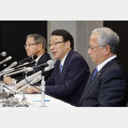 ２５日、記者会見するふくおかＦＧの柴戸隆成社長（中央）と十八銀行の森拓二郎頭取（手前）、親和銀行の吉沢俊介頭取／（Ｃ）共同通信社