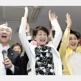 当選を決め万歳する郡和子氏（Ｃ）共同通信社