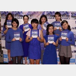 清純派が選ばれている（後列左から２番目が上白石萌音、同３番目が浜辺美波）／（Ｃ）日刊ゲンダイ