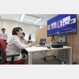 テレワーク中の総務省職員らとインターネットを通じて話す高市総務相（Ｃ）共同通信社