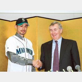 マリナーズ入団発表会見でのイチロー（右はリンカーンＣＥＯ）／（Ｃ）日刊ゲンダイ