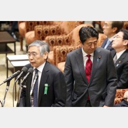 脱デフレはどこへ...(安倍首相と日銀の黒田総裁）／（Ｃ）日刊ゲンダイ