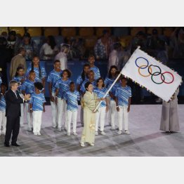 五輪旗を受け取った小池百合子都知事（Ｃ）日刊ゲンダイ