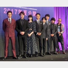 「ジョジョの奇妙な冒険　ダイヤモンドは砕けない　第一章」の俳優陣と三池崇史監督／（Ｃ）日刊ゲンダイ