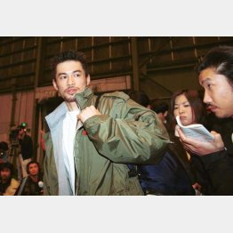 入札金が約１４億円に決まった直後、報道陣に囲まれるイチロー（Ｃ）日刊ゲンダイ