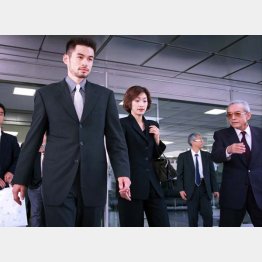 入団会見を終え、任天堂本社を後にするイチロー（右端は山内社長）／（Ｃ）日刊ゲンダイ