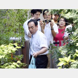 ２度目の取り調べのため自宅を出る籠池氏（Ｃ）日刊ゲンダイ