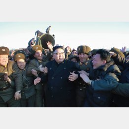 軍関係者に囲まれる金正恩（Ｃ）共同通信社