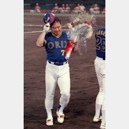 プロ通算５００号を放ち花束を手にする門田（Ｃ）共同通信社