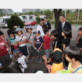 オリックス・宮内オーナーとファンの子供たち（Ｃ）日刊ゲンダイ