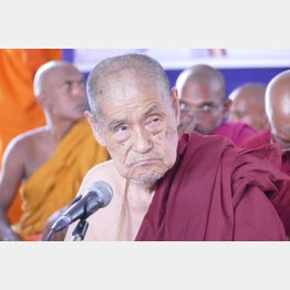年に１度の大改宗式で。インド人僧を従え、しわがれ声を響かせる（撮影・白石あづさ）