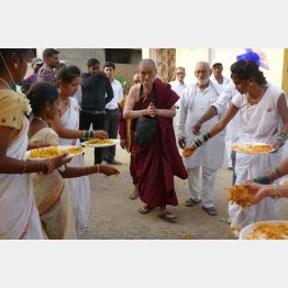 小さな寺院の式典に招かれ、花びらの上を歩く（撮影・白石あづさ）