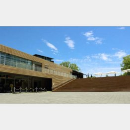 スポーツ施設にレストランなどが集まる複合型施設