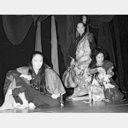 舞台「トロイアの女」練習風景（74年、左は白石、中央は主催者の鈴木）／（提供写真）