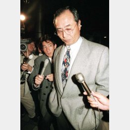 スパイ疑惑で報道陣に囲まれる王監督（Ｃ）共同通信社