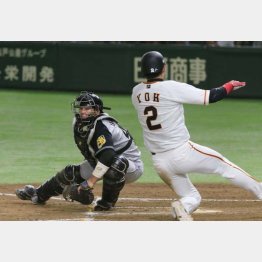 ビデオ判定の結果「アウト」が「セーフ」に／（Ｃ）日刊ゲンダイ