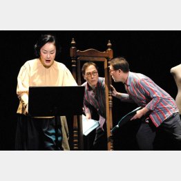 舞台出演中の白石加代子（左）／（提供写真）