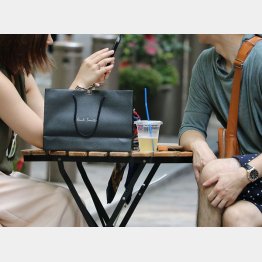 相手の金銭感覚もわかる（Ｃ）日刊ゲンダイ