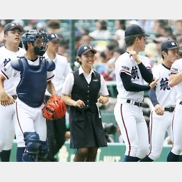 女子マネジャーの立ち入りはベンチから人工芝まで（Ｃ）日刊ゲンダイ