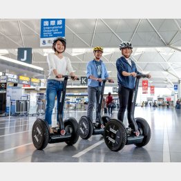 セグウェイに乗ってターミナルを見学（中部国際航空提供）