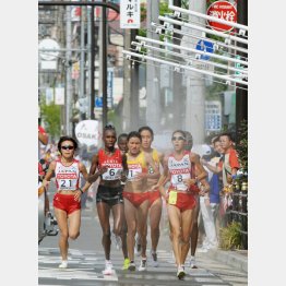 ミストゾーンを通過する土佐礼子（８）と嶋原（２１）／（Ｃ）共同通信社