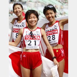 ０７年世陸女子マラソンは団体で銅メダル（左から３位の土佐礼子、６位の嶋原、２３位の橋本康子＝記録は１４位の小崎まりまでの３人）／（Ｃ）共同通信社