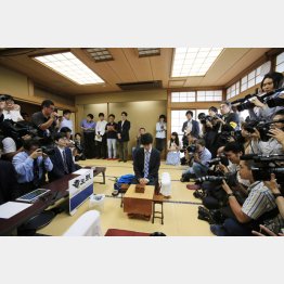 竜王戦での藤井四段（中央）／（Ｃ）日刊ゲンダイ