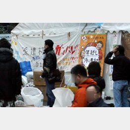 派遣村には人が殺到（Ｃ）日刊ゲンダイ