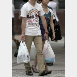 荷物持ちで機嫌とり（Ｃ）日刊ゲンダイ