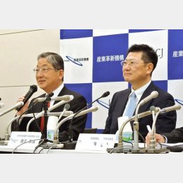 経産省の“下請け”で東芝へ出資（産業革新機構の志賀会長＝左と勝又社長）／（Ｃ）共同通信社