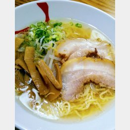 「ラーメン来香」の牛骨塩ラーメン（Ｃ）日刊ゲンダイ
