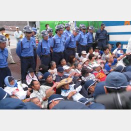 あまりにも無知すぎる（写真は以前の市民抗議）／（Ｃ）日刊ゲンダイ