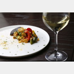 合う酒＝赤ワイン、白ワイン、ロゼ（Ｃ）日刊ゲンダイ